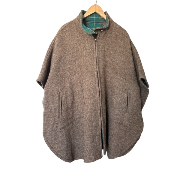 Vintage WOOLRICH WOMAN Wool Blend Plaid Zip up Reversible Cape/Poncho. One Size. - Picture 5 of 8